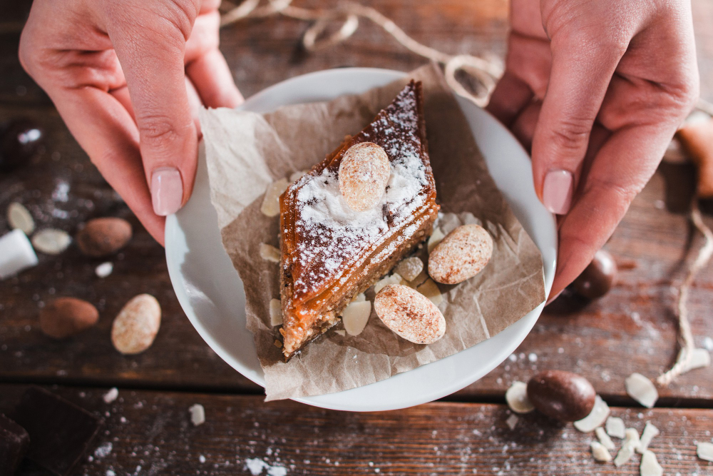 Prăjitură Buturuga cu nucă: cum să faci un desert festiv și delicios pentru sărbători