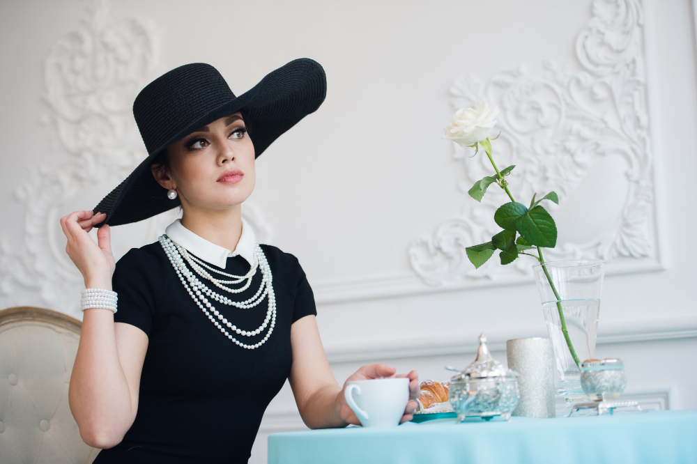 Coco Chanel: cum a redefinit eleganța și moda feminină